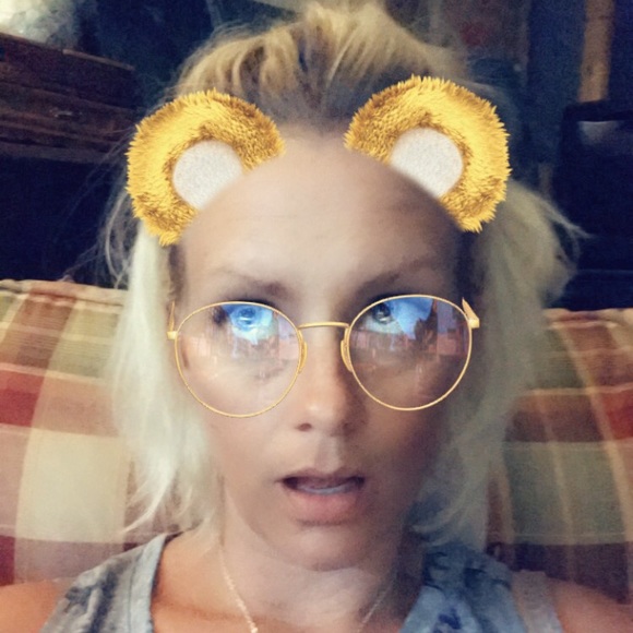 Meet your Posher, Jill. She likes Snapchat Selfies - Picture 2 of 9